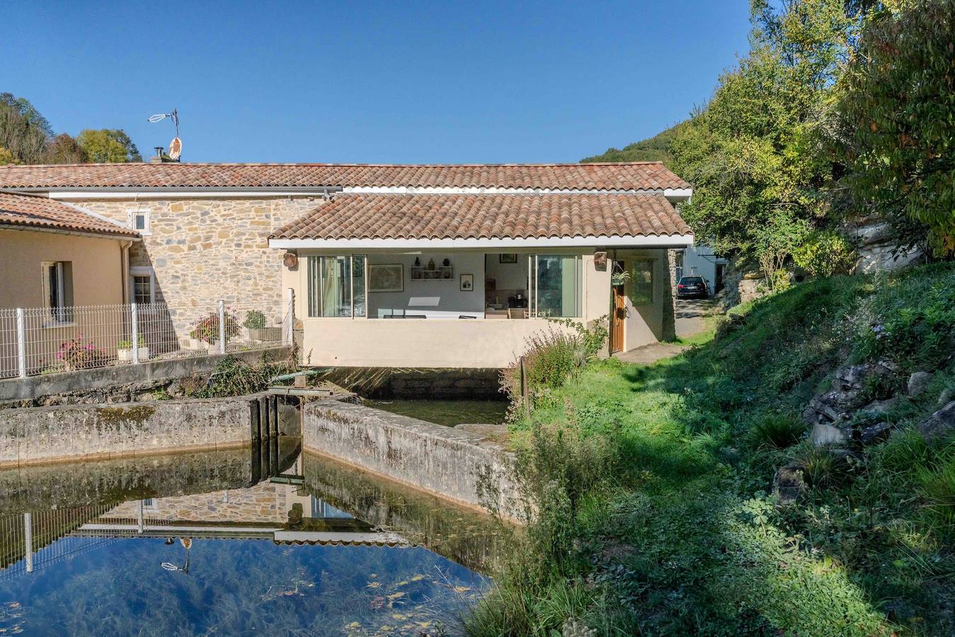 Gite du Moulin Ariège à Carla-de-Roquefort avec vue sur la montagne, jardin privé et climatisation in Carla-de-Roquefort, Ariège