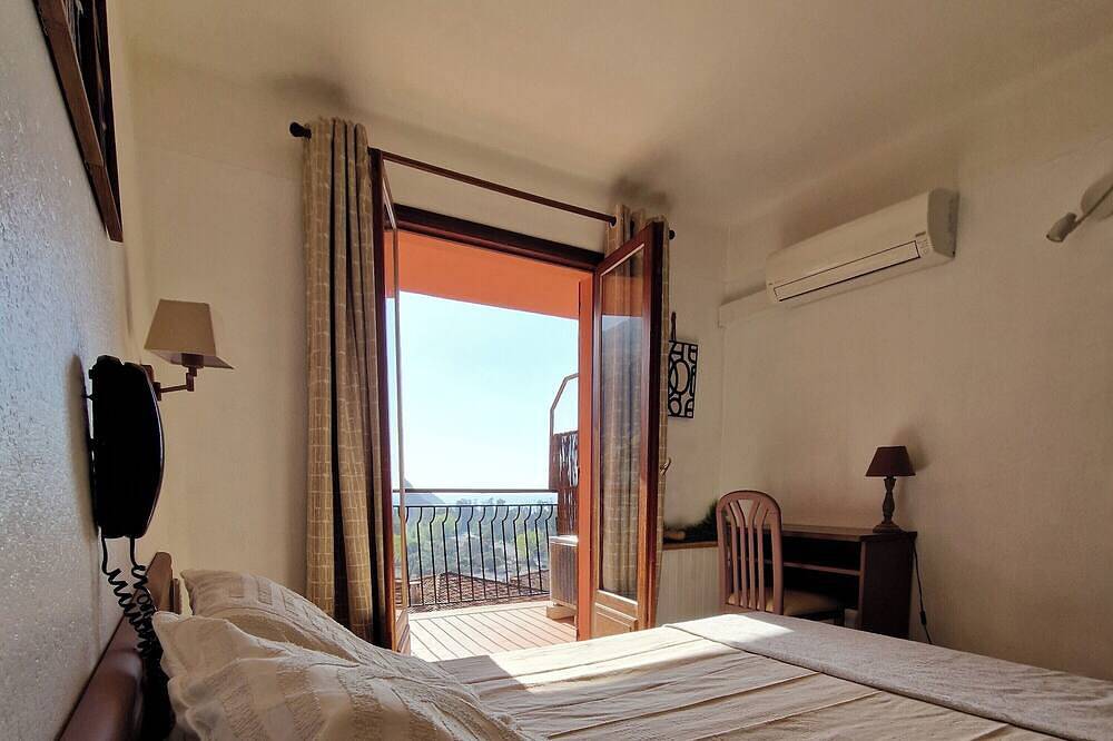 Entire apartment, T2 sea & mountain view in the heart of the Unesco-listed Gulf of Porto in Porto (Corsica), Ota