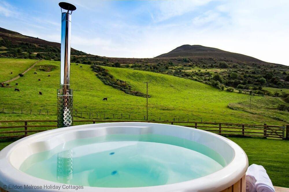 Eildon Melrose Holiday Cottages & Log Cabins - Luxury Log Cabin with Hot Tub in Melrose, Scottish Borders