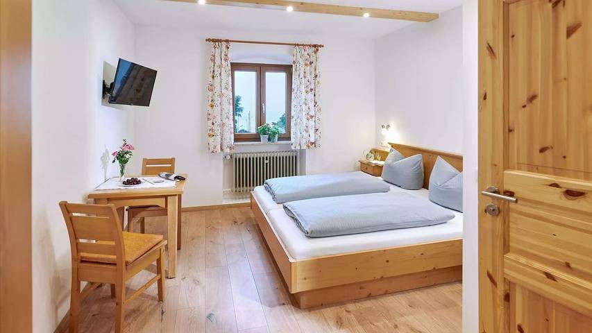 Bauernhof für 2 Personen, mit Garten und Seeblick sowie Terrasse und Sauna, kinderfreundlich in Chieming