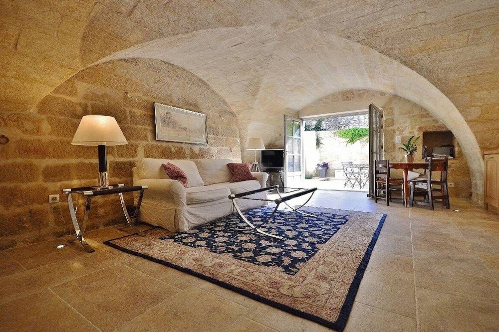 Centre historique: Maison 18ème avec cour et bassin. Prest. haut de gamme. 2 ch in Uzès, Région de Nîmes