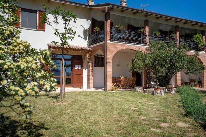 Agriturismo per 6 persone, con giardino e panorama nonché piscina a Torgiano
