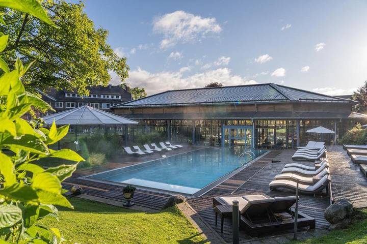 Hôtel, avec Terrasse et Jacuzzi ainsi que Jardin et Piscine