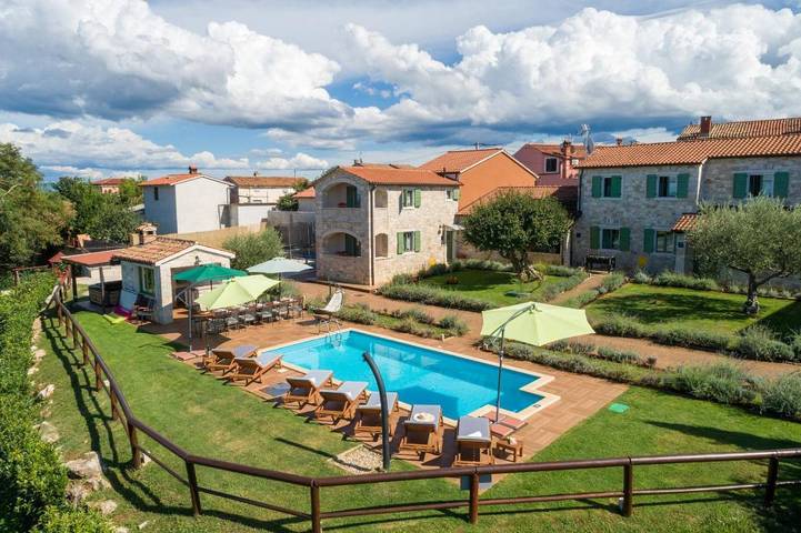 Ferienhaus für 14 Personen, mit Balkon und Whirlpool sowie Terrasse und Garten in Baldaši