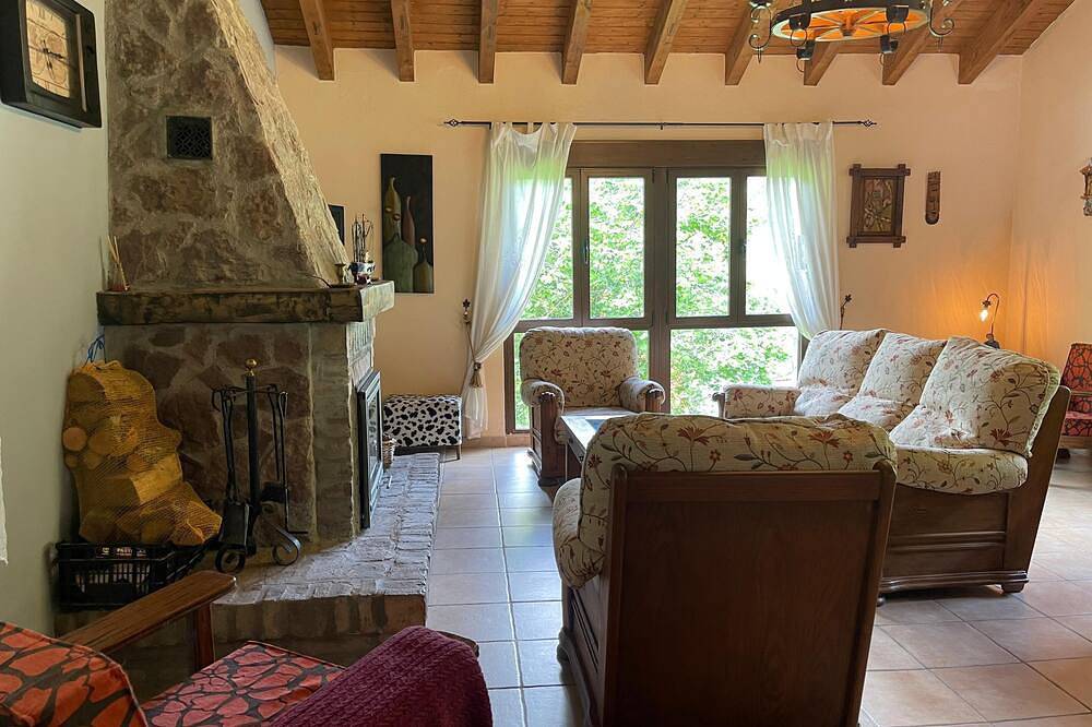 Casa Trasgu Para 8 Personas en Tornín, Cangas de Onís in Ponga, Cordillera Cantábrica