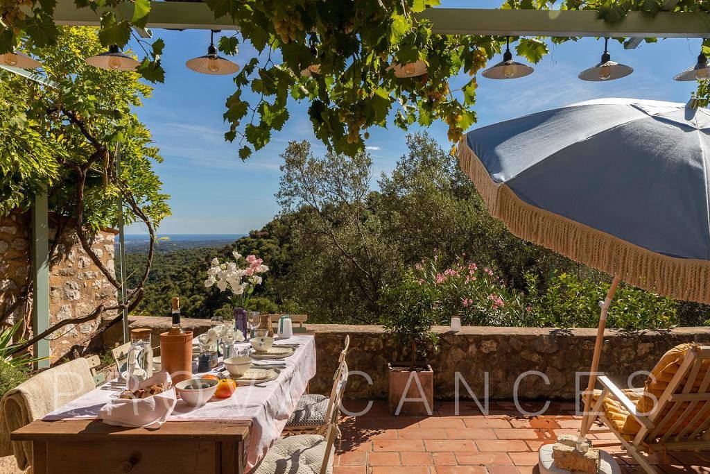 Townhouse with large terrace and view in Tourrettes-sur-Loup in Tourrettes-sur-Loup, Costa mediterránea (Francia)