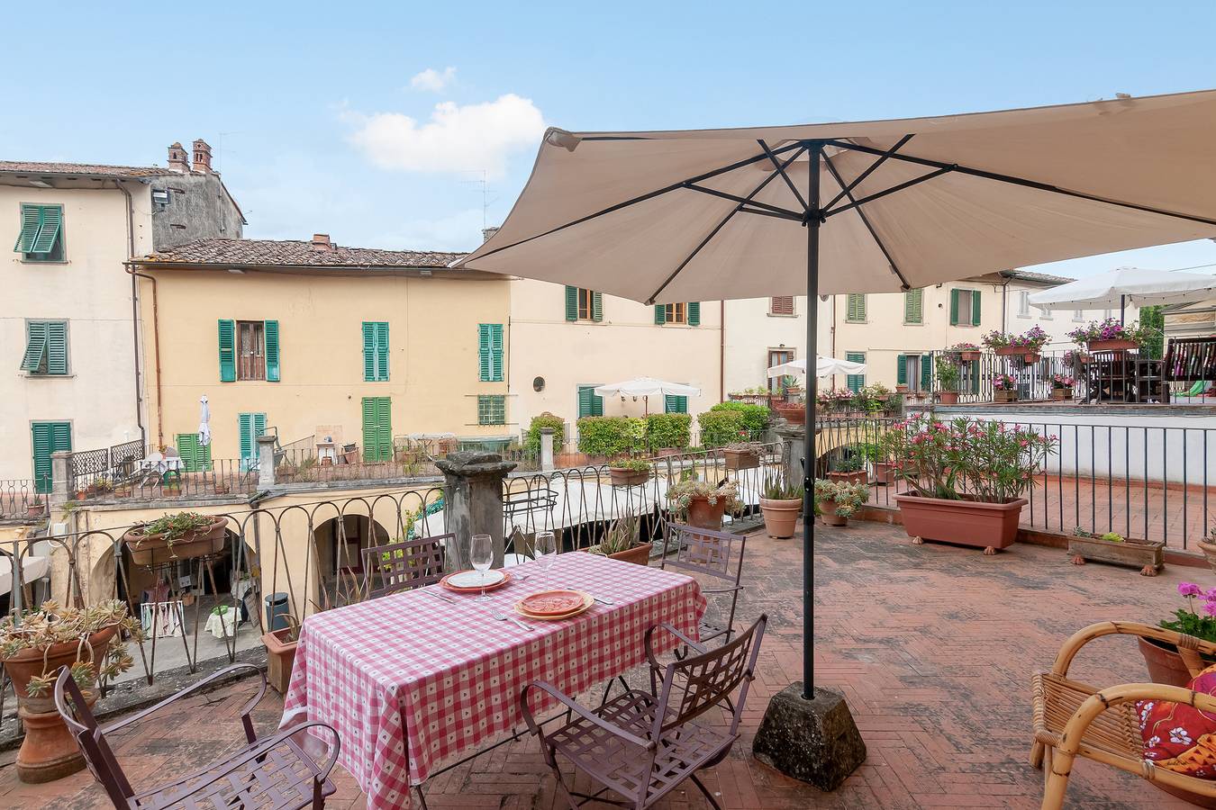 Entire apartment, Apartment 'Il Tuo Posto A Greve In Chianti' with Private Terrace, Balcony and Wi-Fi in Greve In Chianti, Chianti