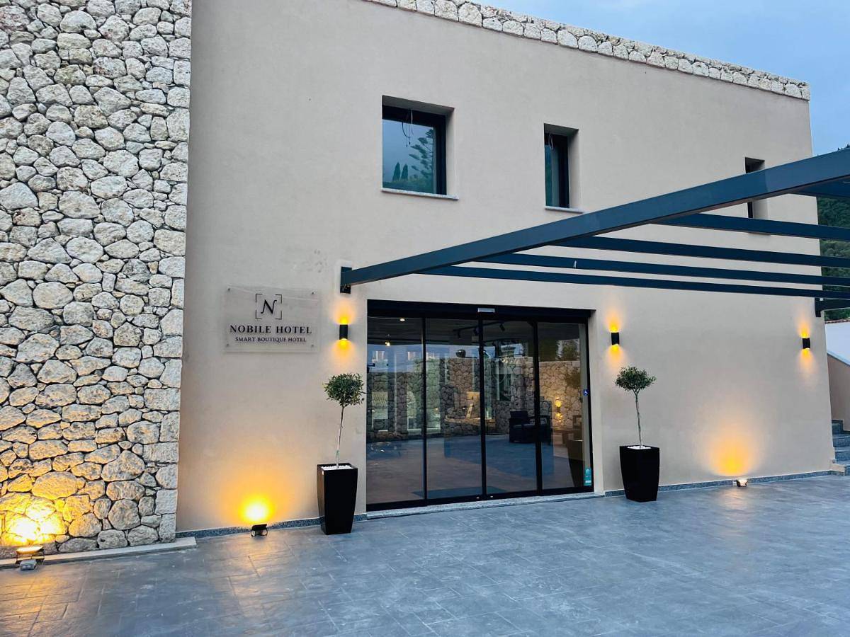 Deluxe Suite with Sea View in Agios Gordios, Corfou