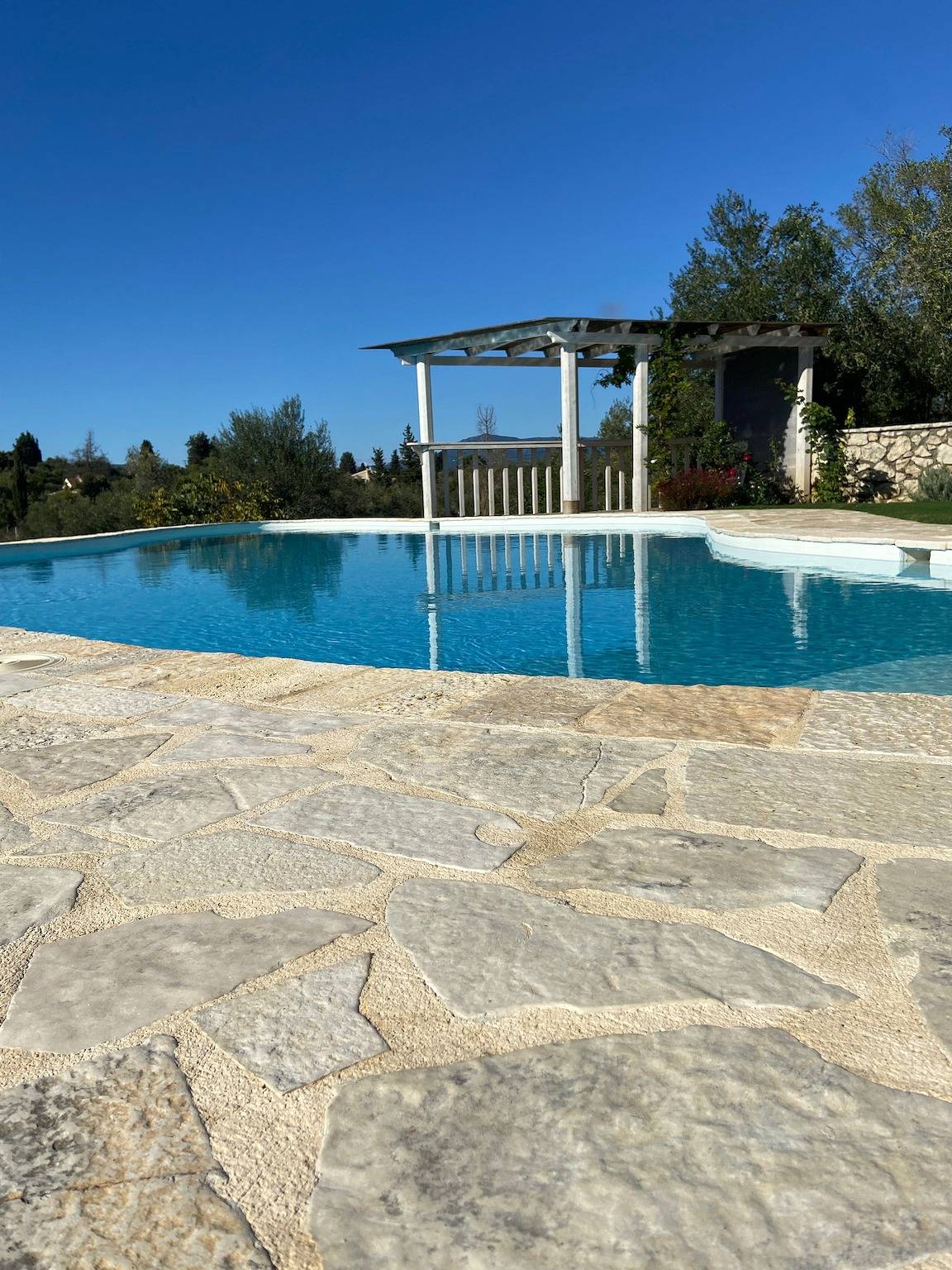 Villa privata e piscina con vista sul lago e terrazze al tramonto a The Grove in Agios Ioannis (Corfù), Corfù