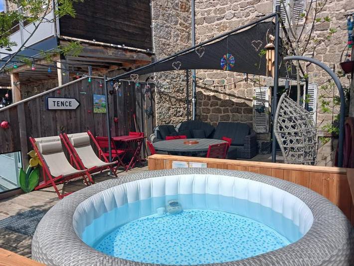 Gîte pour 4 personnes, avec vue et terrasse, animaux acceptés à Tence