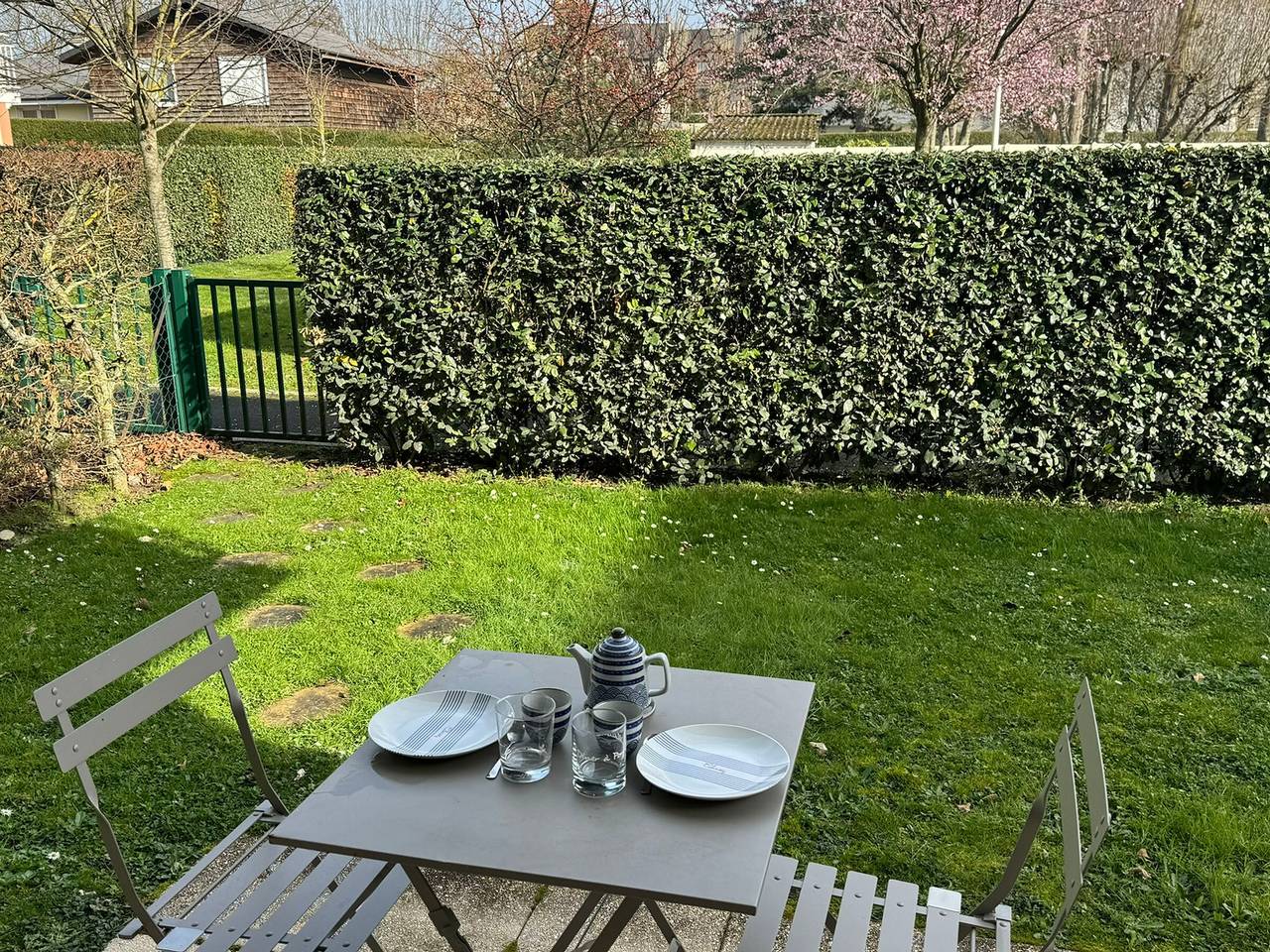 Appartement entier, Appartement Moderne T2, Rez-de-Jardin, Proche Plage et Centre Ville, Parking, Wifi, Animaux Acceptés in Cabourg, Région de Caen