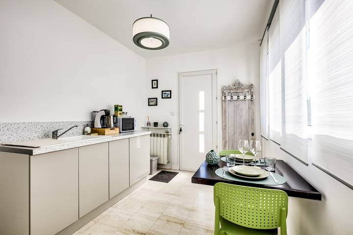 Entire apartment, 'Côté Jardin Parc Saint Martin' Apartment with Shared Garden and Wi-Fi in Pompignac, Bordeaux region