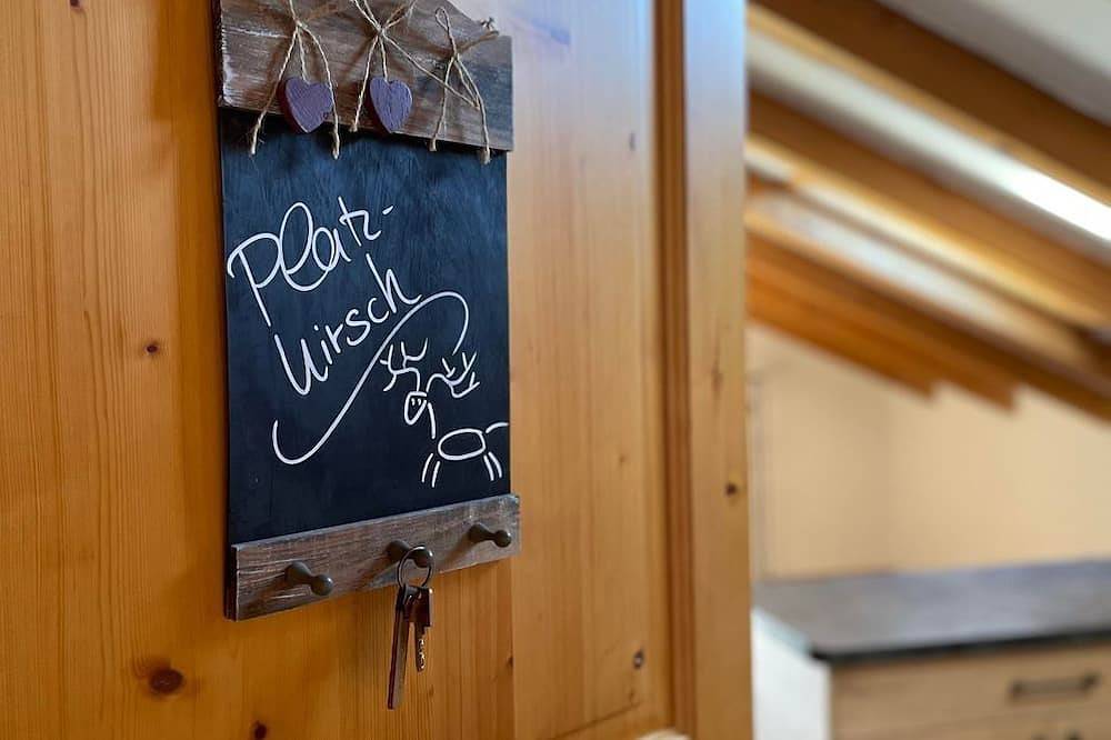 Ganze Wohnung, \"Platzhirsch\" Fewo/Wohn-Schlafraum/Dusche, Wc - Elisabeth, Landhaus in Krün, Bayerische Alpen