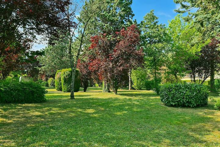 Camping pour 6 personnes, avec jardin et piscine dans la Sarthe