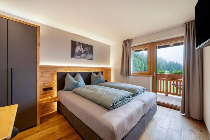 Entire studio, Studio Apartment 'Apartment Ocher' with Mountain View, Shared Garden and Wi-Fi in Ulten, Ortler Alps