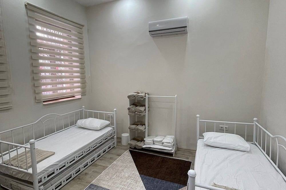 Entire apartment, Spacious Large 3-bedroom apartment in Antalya with Wifi, Ac, Joint Garden in Antalya, Antalya Province