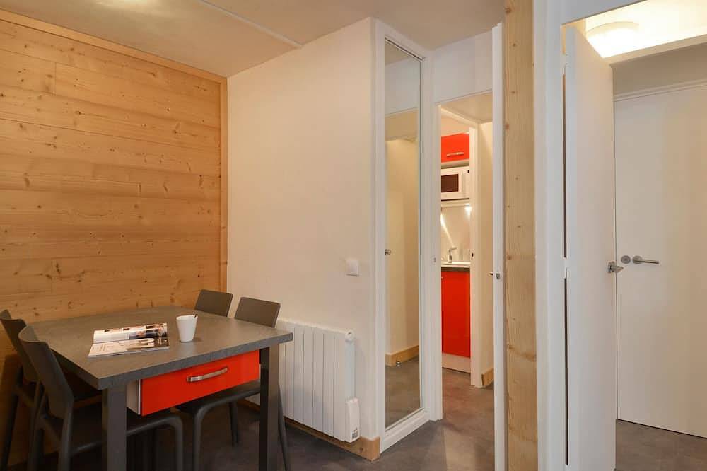 Entire apartment, Renovated divisible studio · Near slopes · Balcony · Pets allowed in La Plagne, La Plagne-Tarentaise