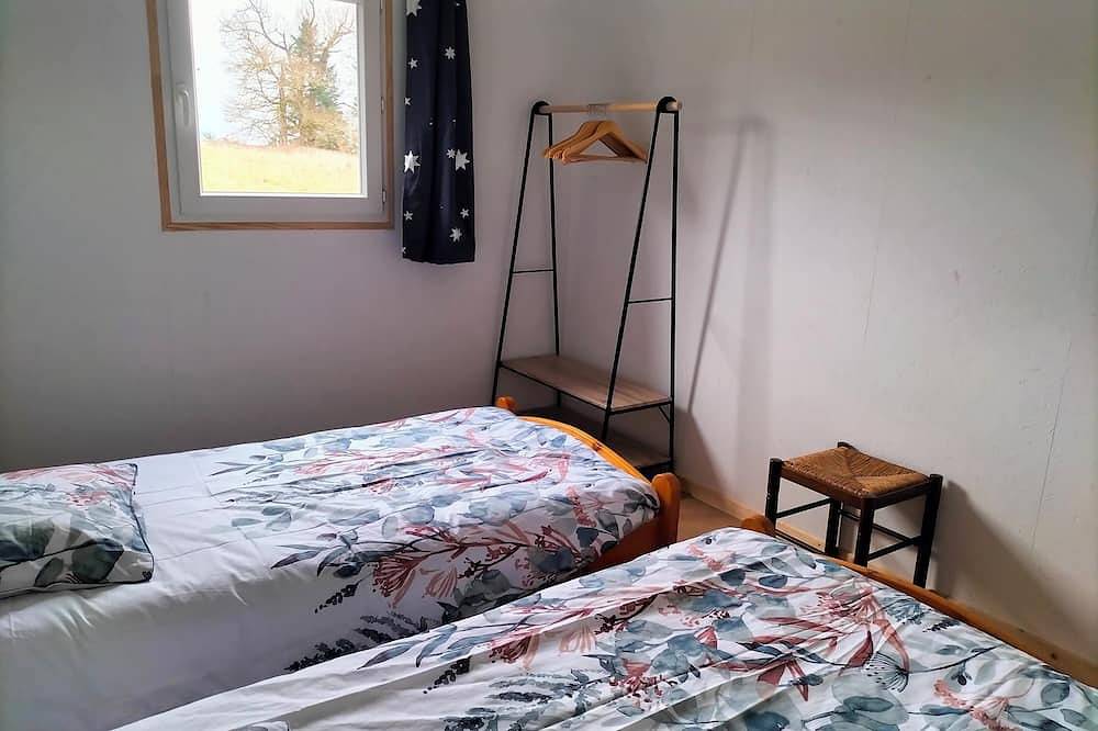Small wood-frame house for 4 people, quiet and comfortable. in Lubersac, Brive-la-Gaillarde und Umgebung