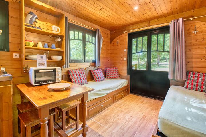 Apartamento vacacional entero, La Roulotte Rouge - Alojamiento insólito en caravana - Hospedaje atípico en el corazón de Dordoña in Monsac, Périgord Pourpre