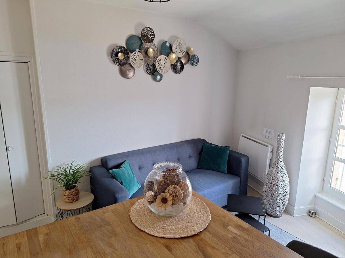 Appartement entier, Appartement cosy calme centre Issoire Belle vue sur le massif du Sancy et le Livradois-Forez Wifi in Issoire, Région de Besse-et-Saint-Anastaise