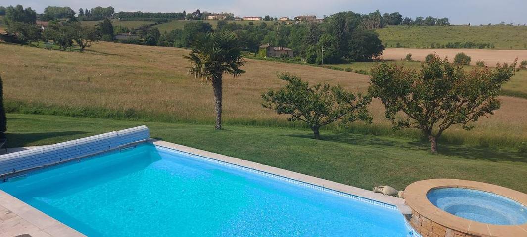 Chalet pour 2 personnes, avec piscine ainsi que jardin et jacuzzi