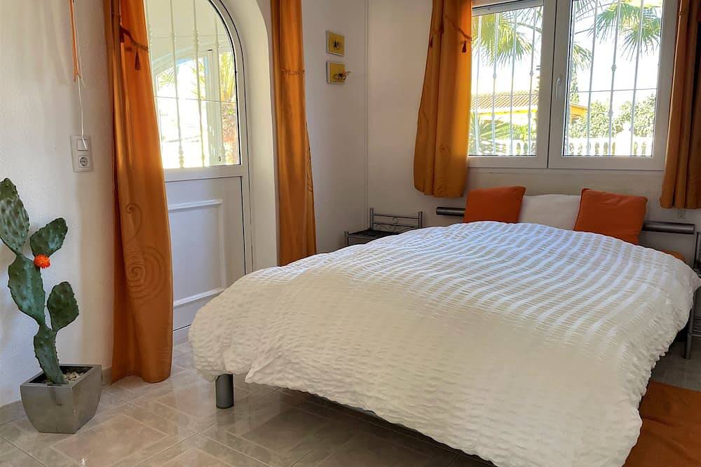 Villa Eva, schöne Villa , freistehend mit eigenem Pool, 500 m zum Sandstrand in Oliva, Costa Blanca