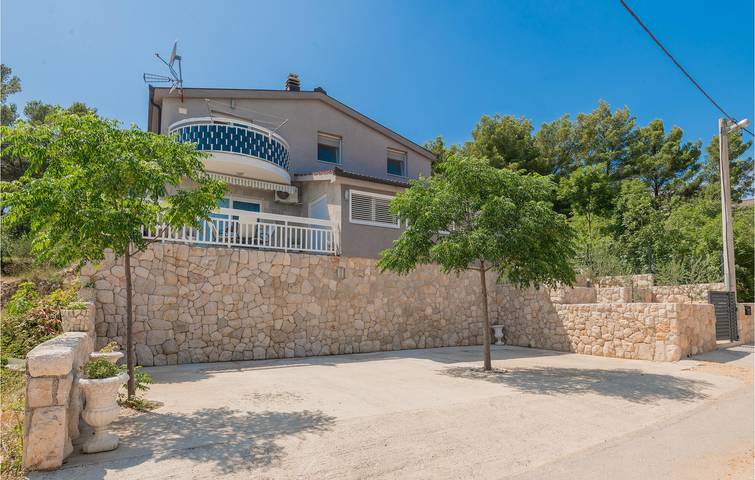 Gemütliche Ferienwohnung mit Pool, WLAN und Terrasse in der Nähe der wichtigsten Sehenswürdigkeiten von Imotski in Imotski, Makarska Riviera