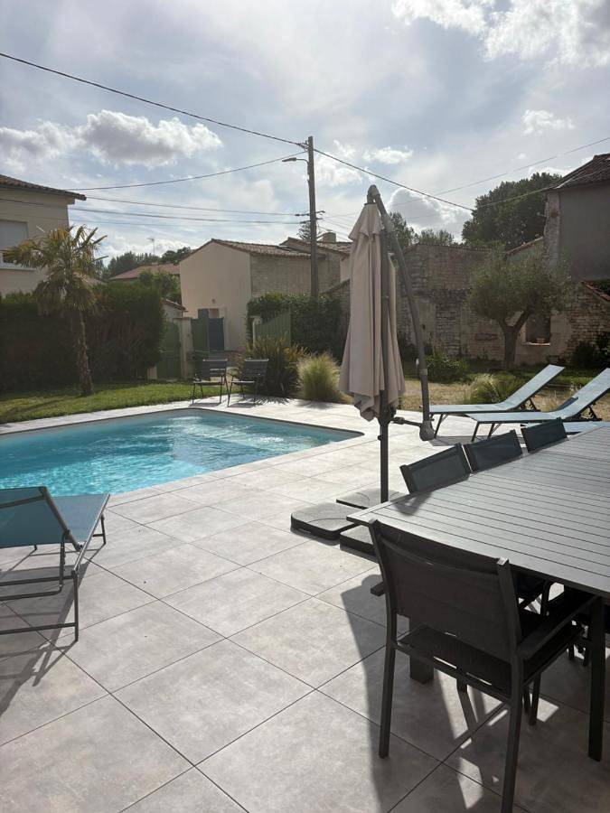 Location de vacances pour 8 personnes, avec piscine et jacuzzi ainsi que terrasse et jardin à Magné - 4