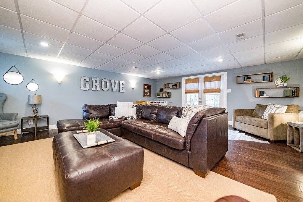 The Grove: Sammeln. Entspannen Sie Sich. Abspielen. Geschäft. Erkunden. in Lynchburg, Virginia