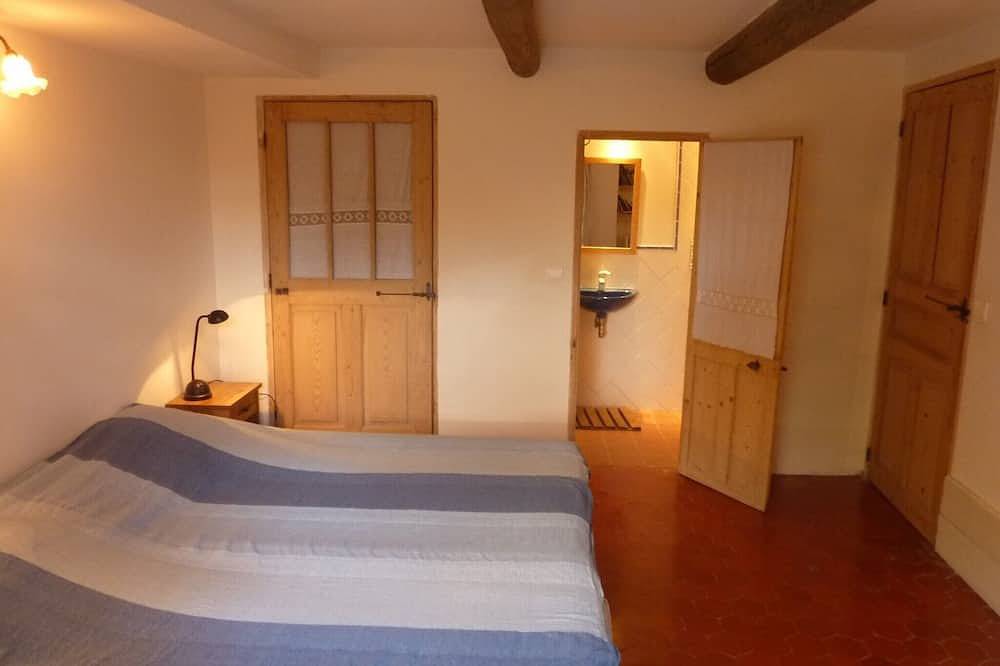 Appartement entier, Calme et Espace face au Mont Ventoux avec jardin et piscine privée. in Mazan, Parc naturel régional du Mont-Ventoux