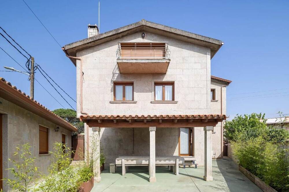 Casa Ameixida, para grupos grandes, vistas al mar, playa 300m, parking, barbacoa in Riveira, Rias Baixas