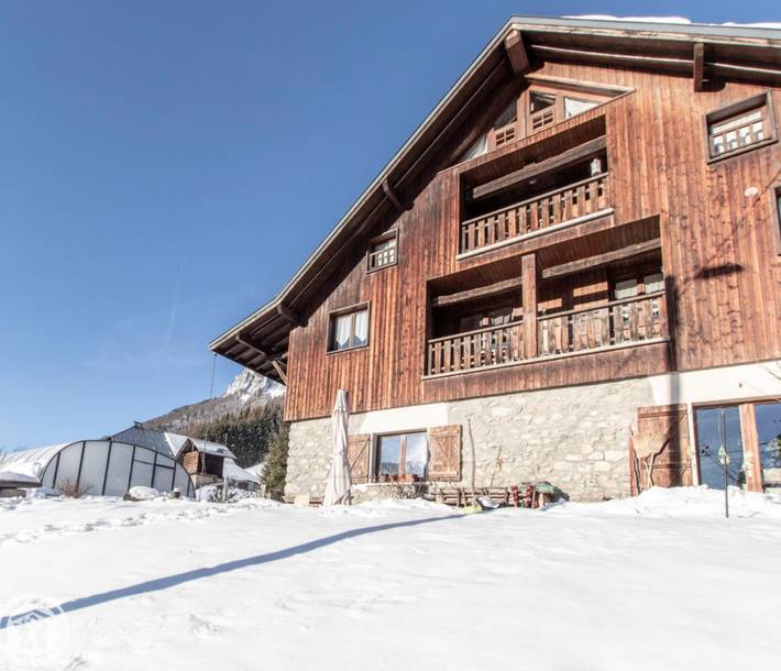 Appartement entier, Appartement "Le Soli" avec vue sur les montagnes, terrasse partagée et Wi-Fi in Saint Ferréol, Région d'Annecy