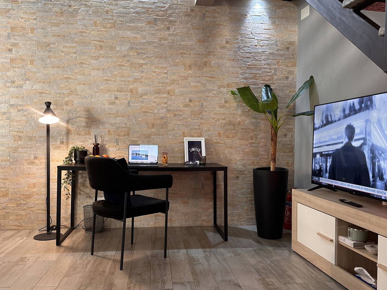 Appartamento intero, The Hangar Loft - The Hangar Loft - in centro con parcheggio in Sesto Calende, Comune di Sesto Calende