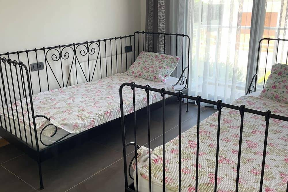3-bedroom villa in charming Çeşme with cool Ac breeze in Cesme, Tyrkiske Ægæer