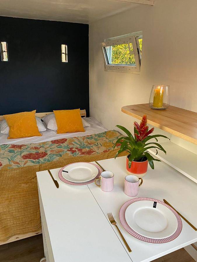 Tente pour 2 personnes, avec piscine et jardin