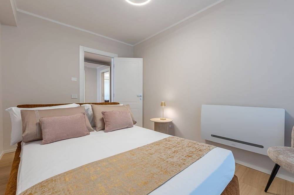 Entire apartment, Well-kept 98m² apartment with refined design, ideal for couples, families, business trips or charming stays up to 4 guests, on the first floor of a renovated building with lift (Not suitable for disabled guests).Located in Ferrara’s historic center (Z in Ferrara, Ferrara Province