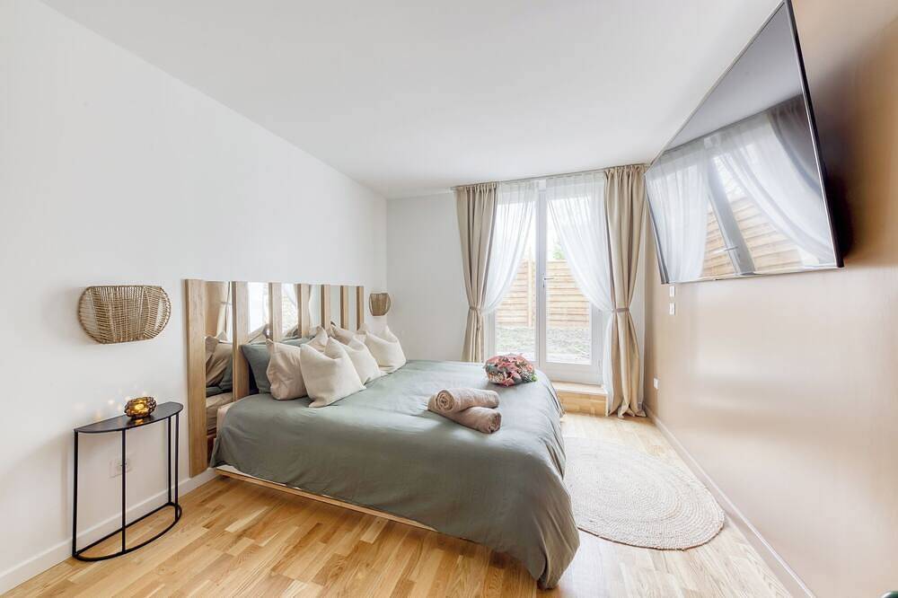 Entire apartment, Love Life Room-Jacuzzi-Netflix-Access-24/7-Private in Étampes, Essonne