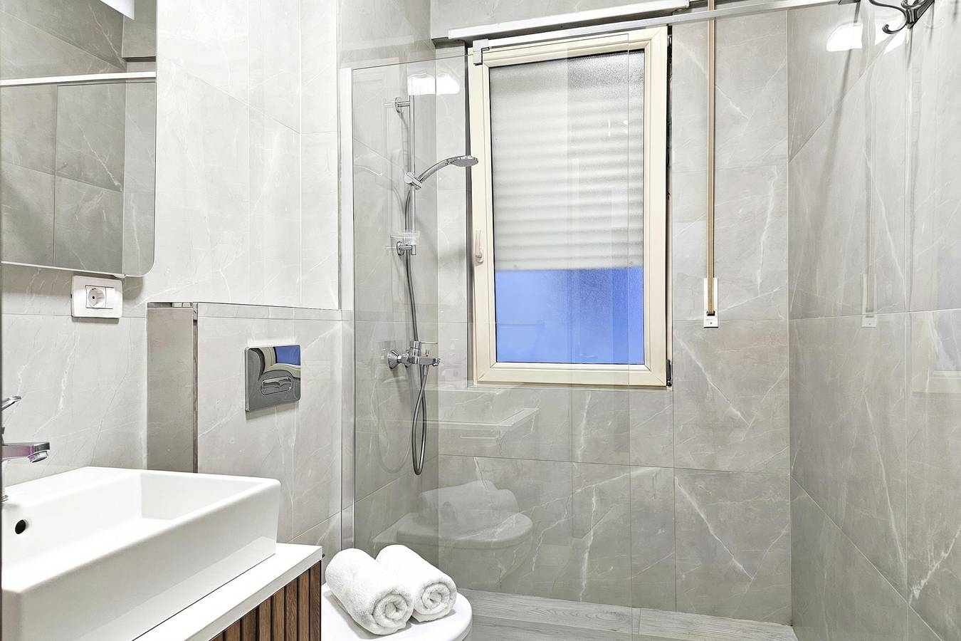 Appartamento intero, Appartamento vacanze per 4 persone con balcone in Saranda, Valona