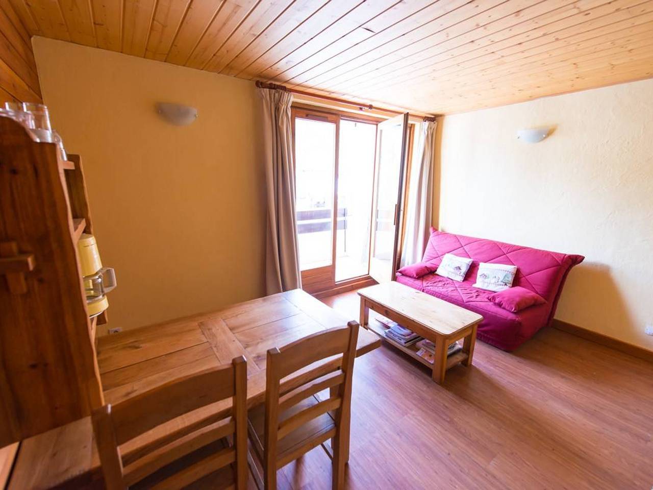 Appartement entier, Studio sud avec balcon, 4 couchages, Serre Chevalier, au pied des pistes in La Salle-les-Alpes, Serre Chevalier