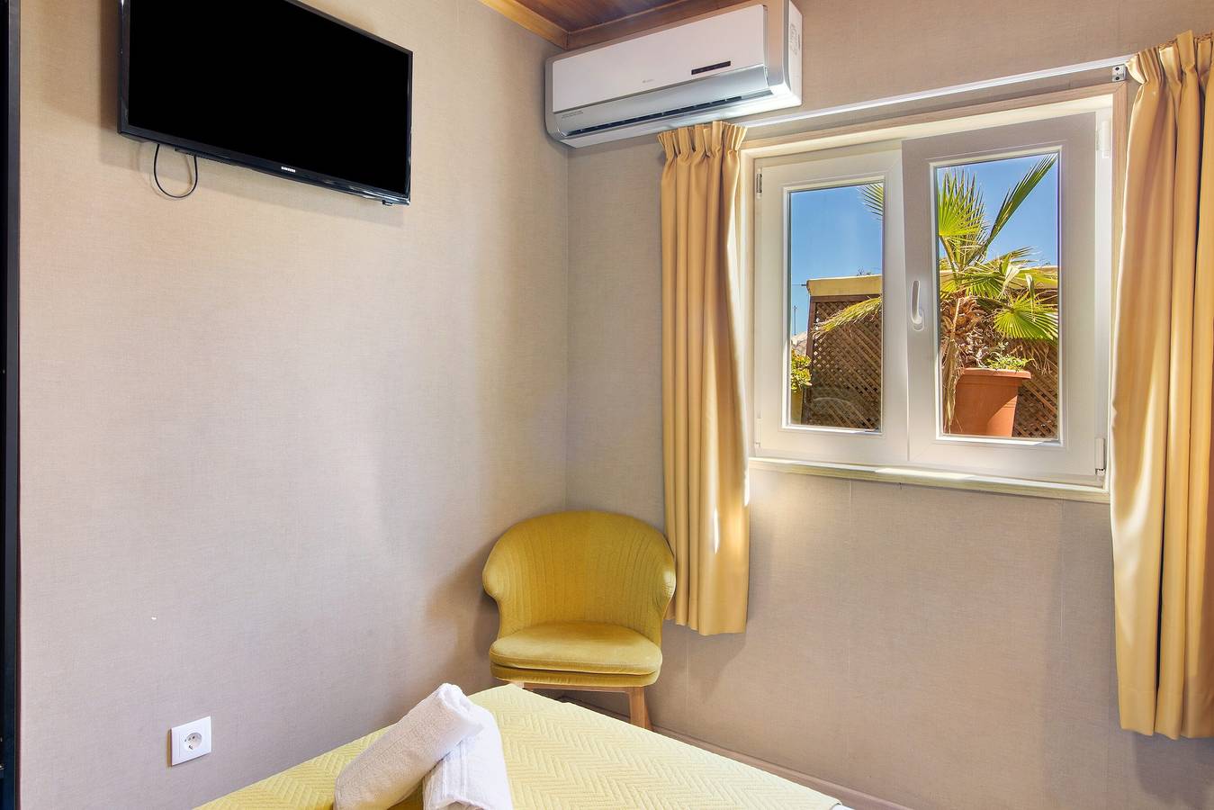 Appartamento intero, Appartamento 'Quarto Individual Standard 202' con terrazza condivisa, Wi-Fi e aria condizionata in São Pedro, Faro Portogallo