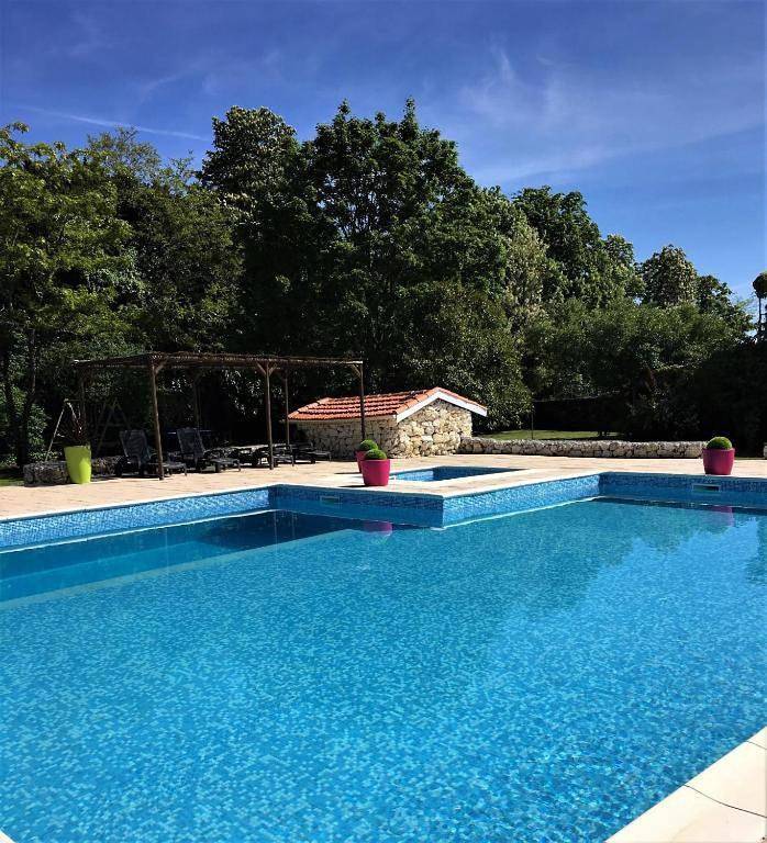 Location de vacances pour 11 personnes, avec Terrasse ainsi que Jardin et Piscine à Passirac