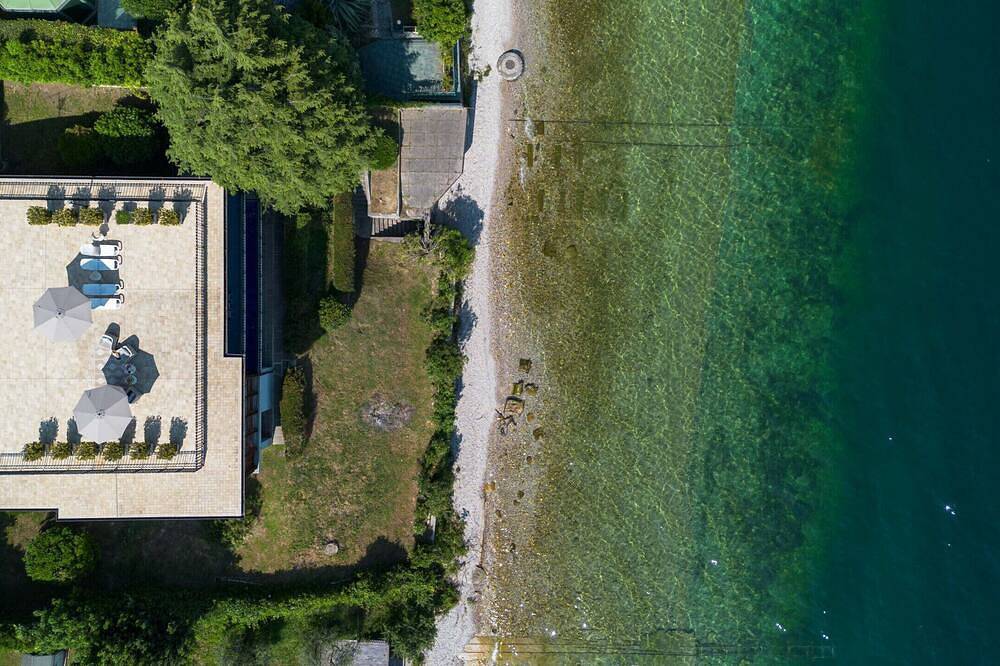 Villa Dolcelago Lake front in Moniga del Garda, Gardasee-Berge
