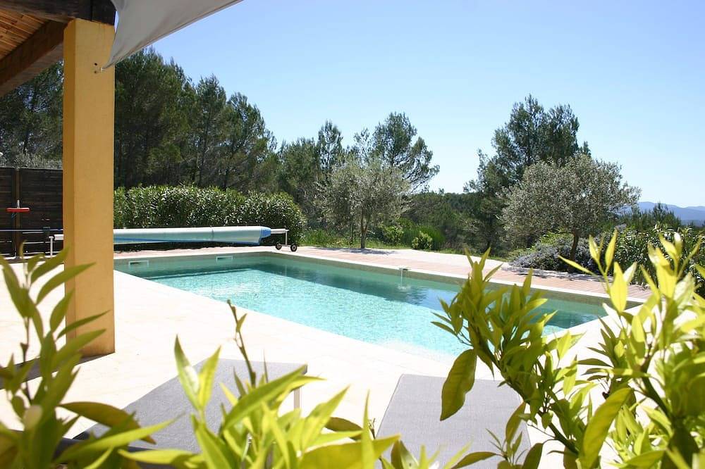 Modern, comfortable 4-star gîte in a quiet woodland setting in Draguignan, Draguignan region