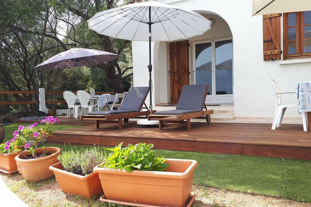 Villa individuelle, vue extra, terrain 8500m2, à 100m plage. in Tiuccia, Casaglione