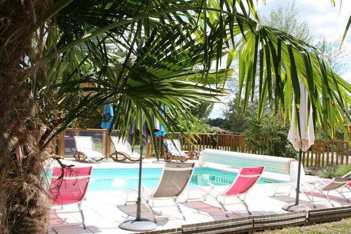 Parc de vacances pour 7 personnes, avec Balcon et Terrasse ainsi que Jardin et Piscine en Dordogne