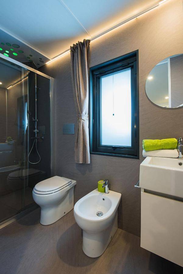 Camping pour 4 personnes, avec piscine et jacuzzi ainsi que jardin et bassin pour enfant à Peschiera del Garda - 3