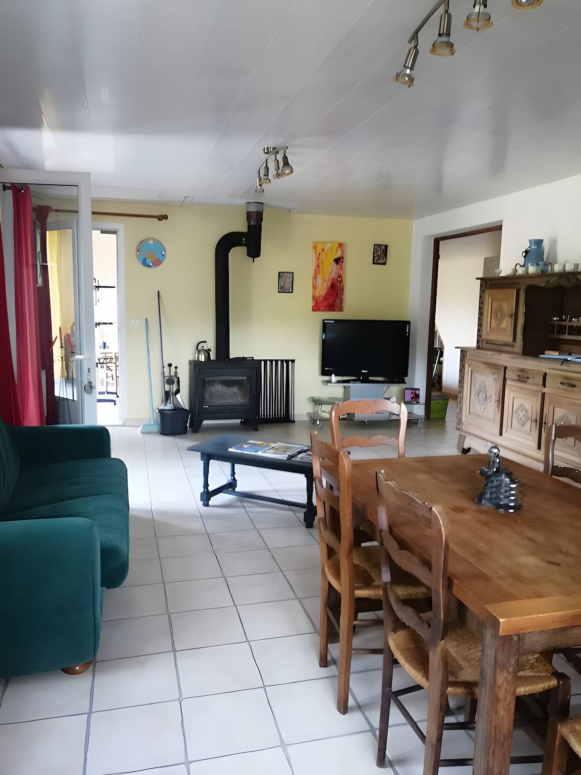 Entire apartment, Apartment 'À La Campagne' with Mountain View, Private Terrace and Wi-Fi in Bourdeaux, Die region
