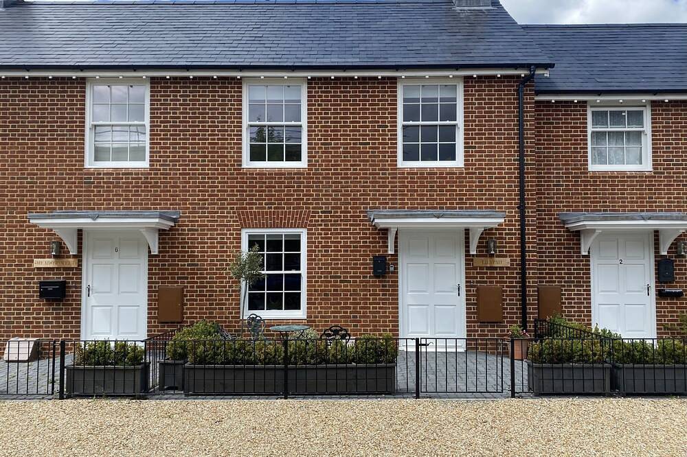 A stroll to Ringwood, near to New Forest & South Coast Beaches. Private Parking in Ringwood, Hampshire
