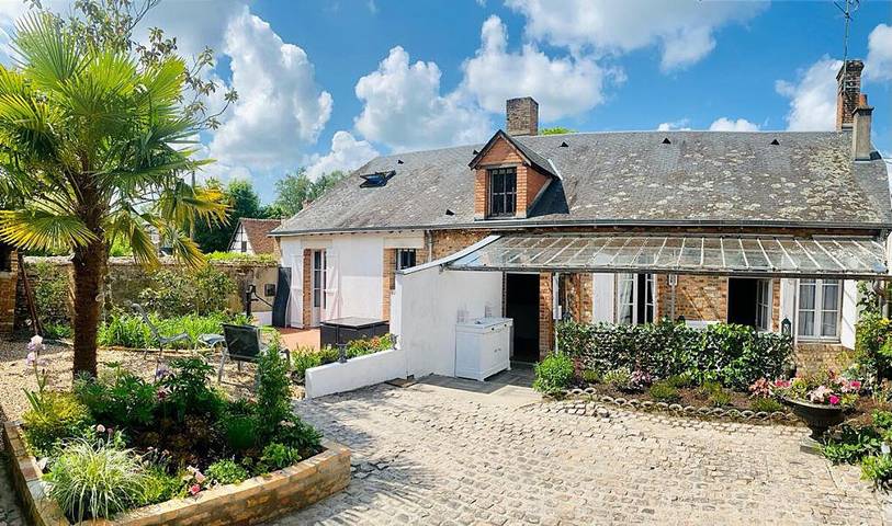 Gîte pour 12 personnes, avec jardin ainsi que piscine et terrasse