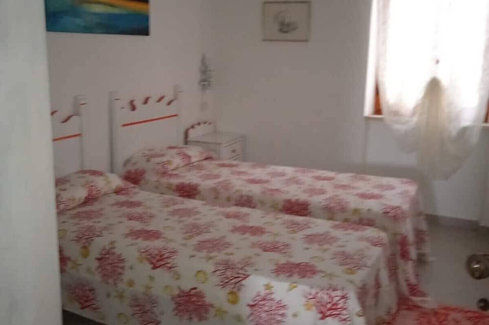 Unabhängige Villa mit großem Garten und Pool 50 Meter vom Meer entfernt in Spiaggia di Laconia, Arzachena